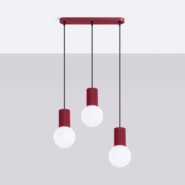 Suspension Halo 3 globes sur barre bordeaux, vue en situation sur fond clair