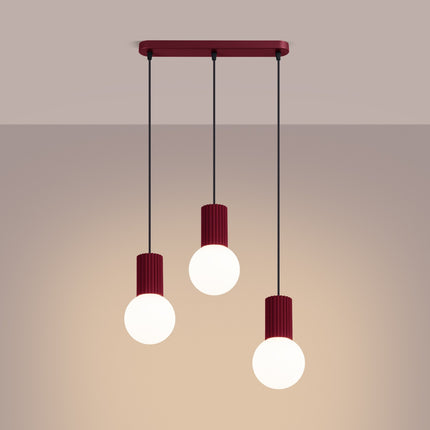 Suspension Halo 3 globes sur barre bordeaux, lumière allumée, diffusion du verre opalin
