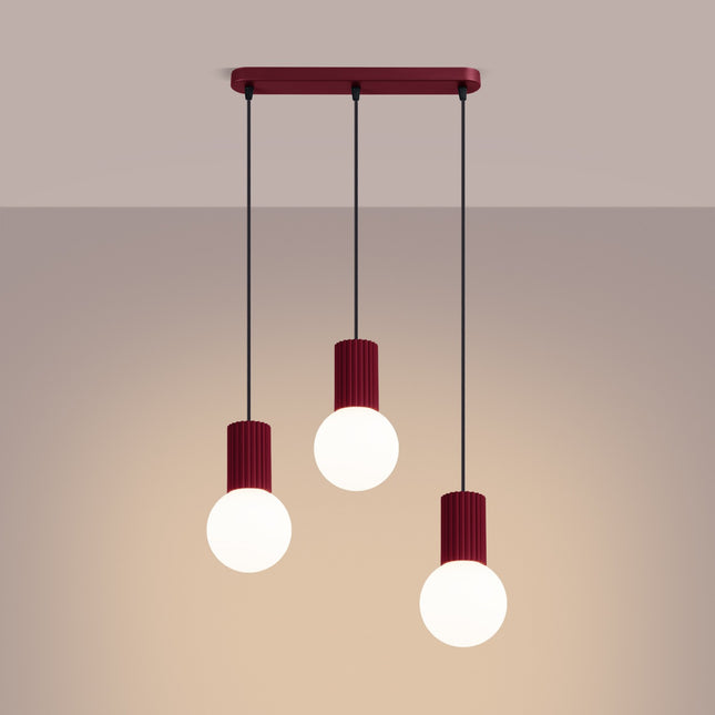 Suspension Halo 3 globes sur barre bordeaux, lumière allumée, diffusion du verre opalin