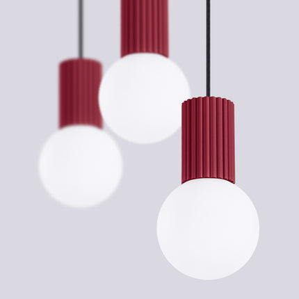 Suspension Halo 3 globes sur barre bordeaux, packshot de trois quarts