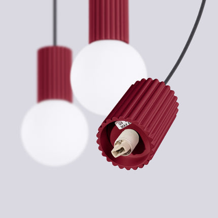 Suspension Halo 3 globes sur barre bordeaux, détail du cylindre nervuré