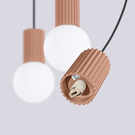 Suspension Halo 3 globes sur barre moka, détail du cylindre nervuré