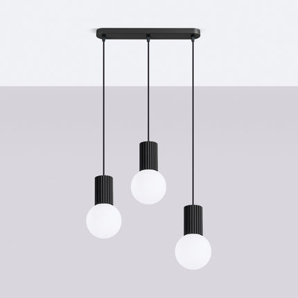 Suspension Halo 3 globes sur barre noire, vue en situation sur fond clair