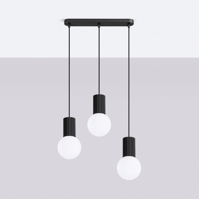 Suspension Halo 3 globes sur barre noire, vue en situation sur fond clair