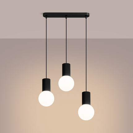 Suspension Halo 3 globes sur barre noire, lumière allumée, diffusion du verre opalin