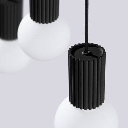 Suspension Halo 3 globes sur barre noire sur fond coloré, vue de trois quarts