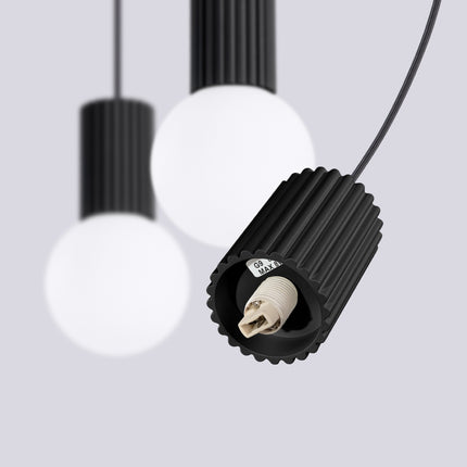 Suspension Halo 3 globes sur barre noire, détail du cylindre nervuré
