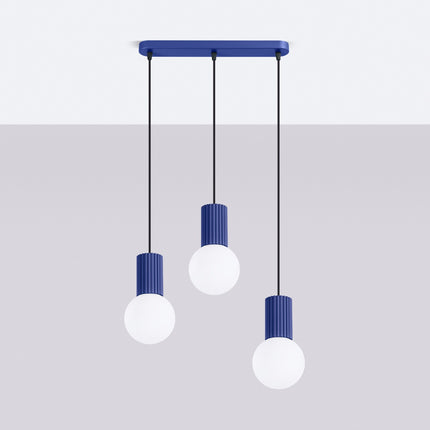 Suspension Halo 3 globes sur barre outremer, vue en situation sur fond clair