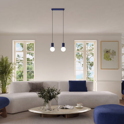 Suspension Halo 3 globes sur barre outremer au-dessus d'une table à manger