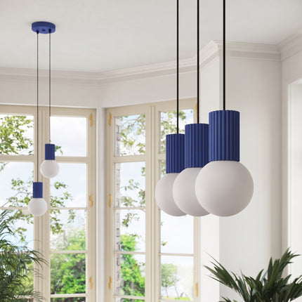 Suspension Halo 3 globes sur barre outremer dans un intérieur contemporain