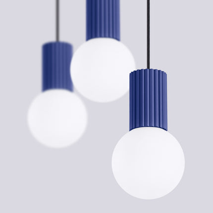 Suspension Halo 3 globes sur barre outremer, packshot de trois quarts