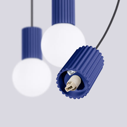 Suspension Halo 3 globes sur barre outremer, détail du cylindre nervuré