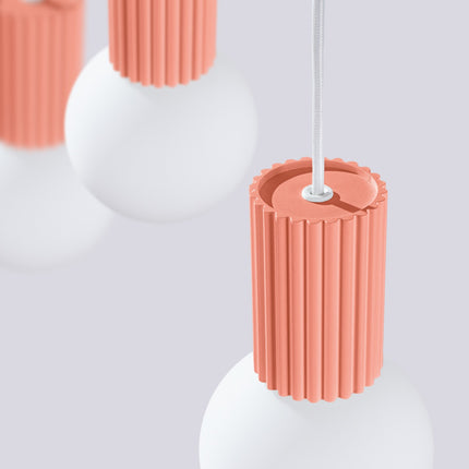 Suspension Halo 3 globes sur barre pêche sur fond coloré, vue de trois quarts