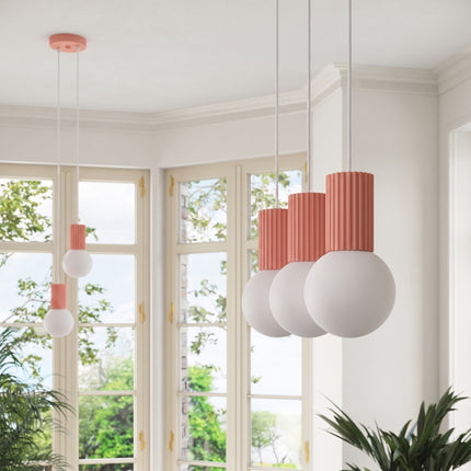 Suspension Halo 3 globes sur barre pêche dans un intérieur contemporain