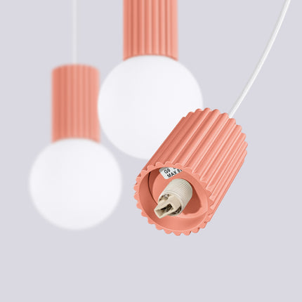 Suspension Halo 3 globes sur barre pêche, détail du cylindre nervuré
