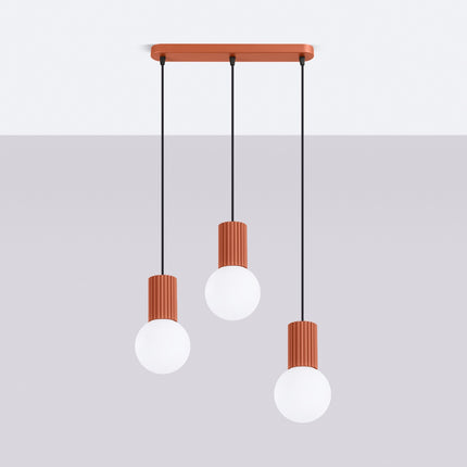 Suspension Halo 3 globes sur barre rouge ocre, vue en situation sur fond clair