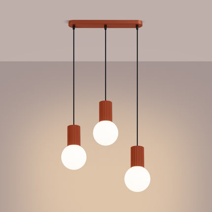 Suspension Halo 3 globes sur barre rouge ocre, lumière allumée, diffusion du verre opalin