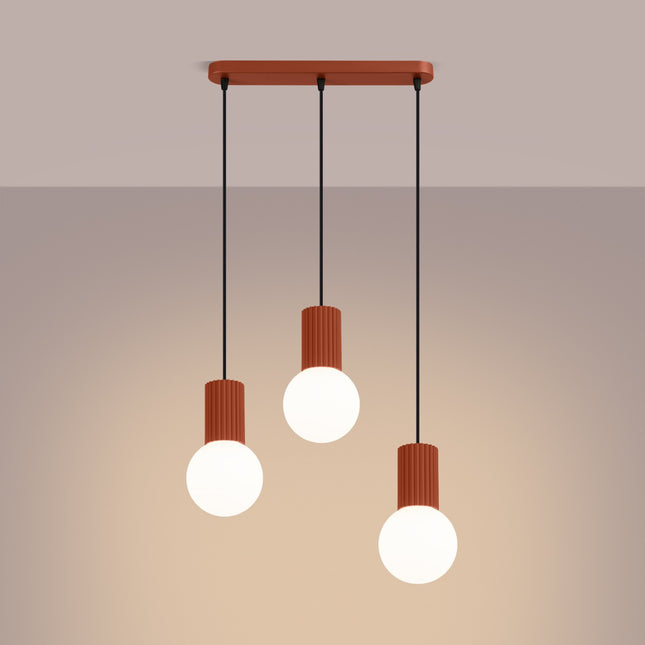 Suspension Halo 3 globes sur barre rouge ocre, lumière allumée, diffusion du verre opalin