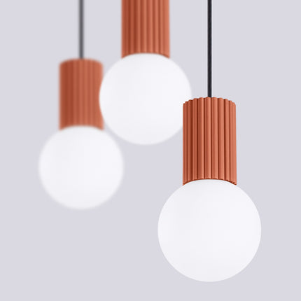 Suspension Halo 3 globes sur barre rouge ocre, packshot de trois quarts