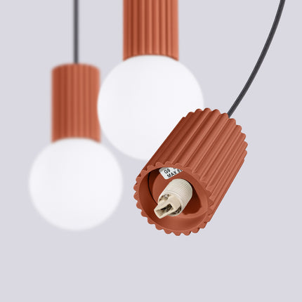 Suspension Halo 3 globes sur barre rouge ocre, détail du cylindre nervuré