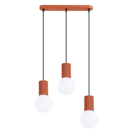 Suspension Halo 3 globes sur barre rouge ocre, packshot sur fond blanc