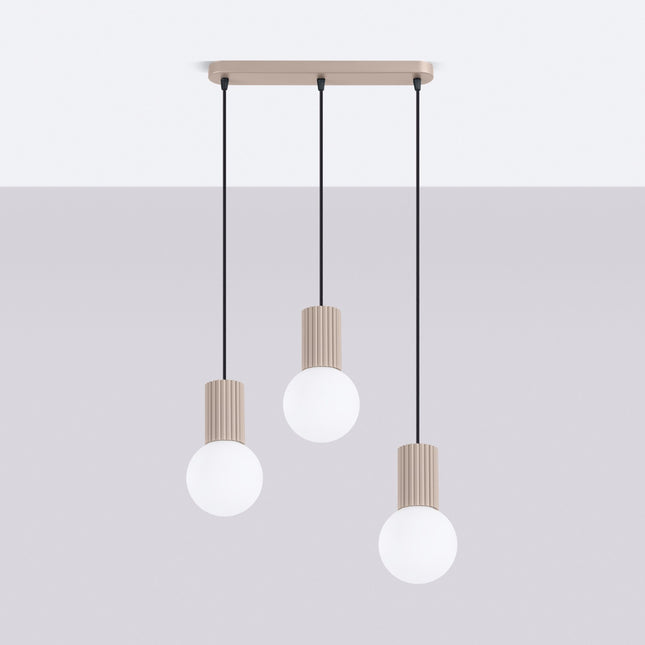 Suspension Halo 3 globes sur barre taupe, vue en situation sur fond clair