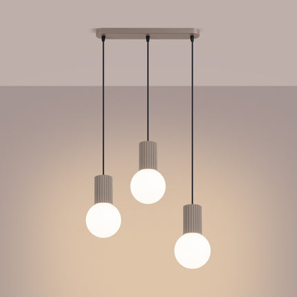 Suspension Halo 3 globes sur barre taupe, lumière allumée, diffusion du verre opalin