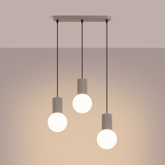 Suspension Halo 3 globes sur barre taupe, lumière allumée, diffusion du verre opalin