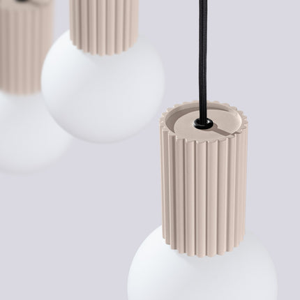 Suspension Halo 3 globes sur barre taupe sur fond coloré, vue de trois quarts