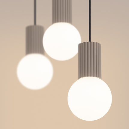 Suspension Halo 3 globes sur barre taupe, vue de détail du globe