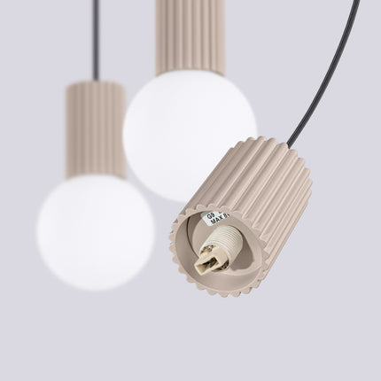 Suspension Halo 3 globes sur barre taupe, détail du cylindre nervuré