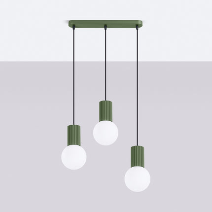 Suspension Halo 3 globes sur barre vert olive, vue en situation sur fond clair