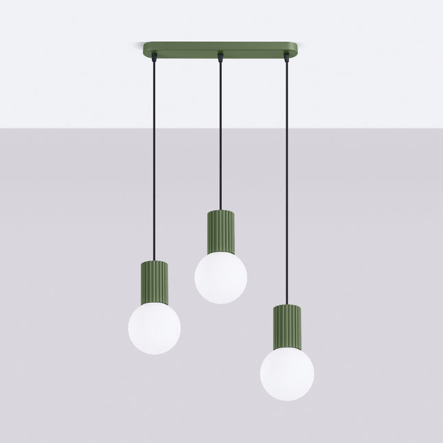 Suspension Halo 3 globes sur barre vert olive, vue en situation sur fond clair