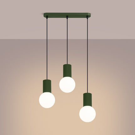 Suspension Halo 3 globes sur barre vert olive, lumière allumée, diffusion du verre opalin