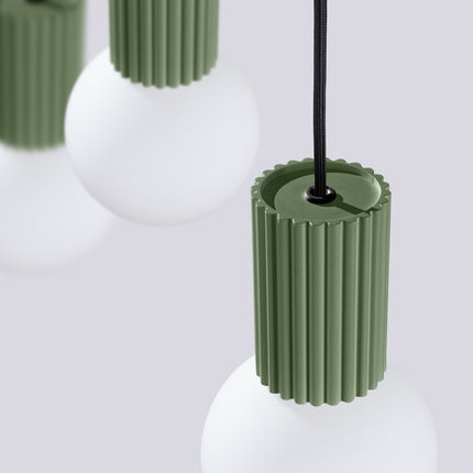 Suspension Halo 3 globes sur barre vert olive sur fond coloré, vue de trois quarts