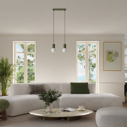 Suspension Halo 3 globes sur barre vert olive au-dessus d'une table à manger