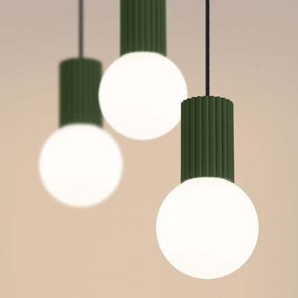 Suspension Halo 3 globes sur barre vert olive, vue de détail du globe