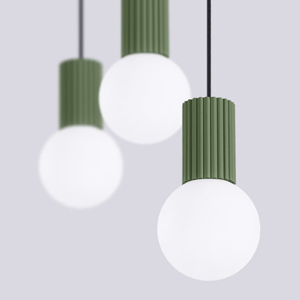 Suspension Halo 3 globes sur barre vert olive, packshot de trois quarts