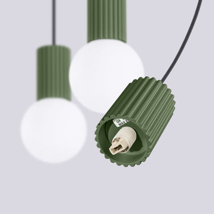 Suspension Halo 3 globes sur barre vert olive, détail du cylindre nervuré