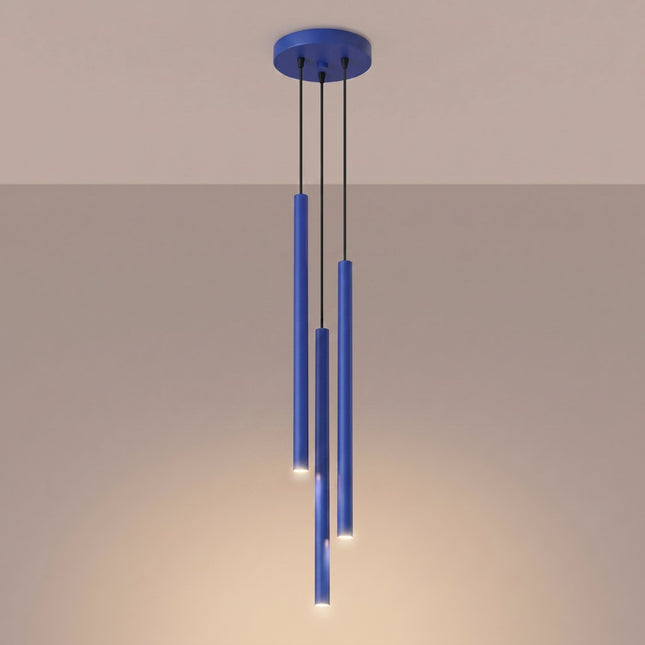 suspension halo 3 tubes étagés bleu outremer en acier, lumière allumée