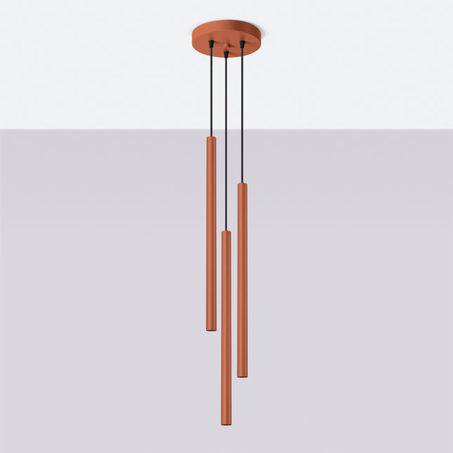 suspension halo 3 tubes étagés rouge ocre en acier, vue en situation