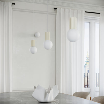 Suspension Halo 3P Beige, luminaire 3 globes verre opalin et aluminium beige mat nervuré, photo d'ambiance en salon