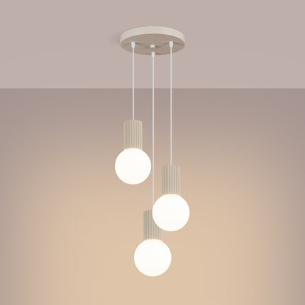 Suspension Halo 3P Beige, luminaire 3 globes verre opalin et aluminium beige mat nervuré, gros plan sur les globes en verr...