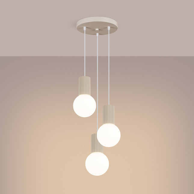 Suspension Halo 3P Beige, luminaire 3 globes verre opalin et aluminium beige mat nervuré, gros plan sur les globes en verr...