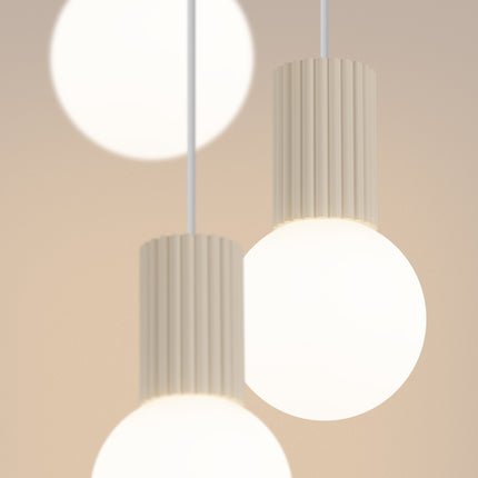 Suspension Halo 3P Beige, luminaire 3 globes verre opalin et aluminium beige mat nervuré, detail de la base en aluminium n...