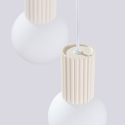 Suspension Halo 3P Beige, luminaire 3 globes verre opalin et aluminium beige mat nervuré, vue de face suspendue