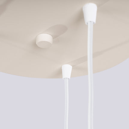 Suspension Halo 3P Beige, luminaire 3 globes verre opalin et aluminium beige mat nervuré, vue de trois quarts
