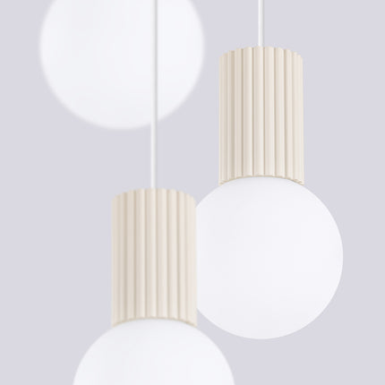 Suspension Halo 3P Beige, luminaire 3 globes verre opalin et aluminium beige mat nervuré, detail du cable et du plafonnier