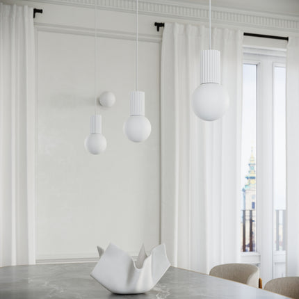 Suspension Halo 3P Blanche, luminaire 3 globes verre opalin et aluminium blanc mat, photo d'ambiance en salon