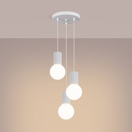 Suspension Halo 3P Blanche, luminaire 3 globes verre opalin et aluminium blanc mat, gros plan sur les globes en verre opalin